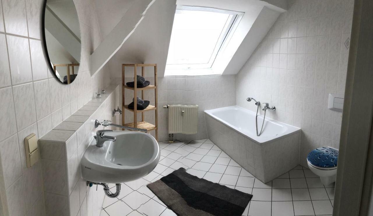 Kuschelige Dachgeschosswohnung Am Clarapark Leipzig Exterior photo
